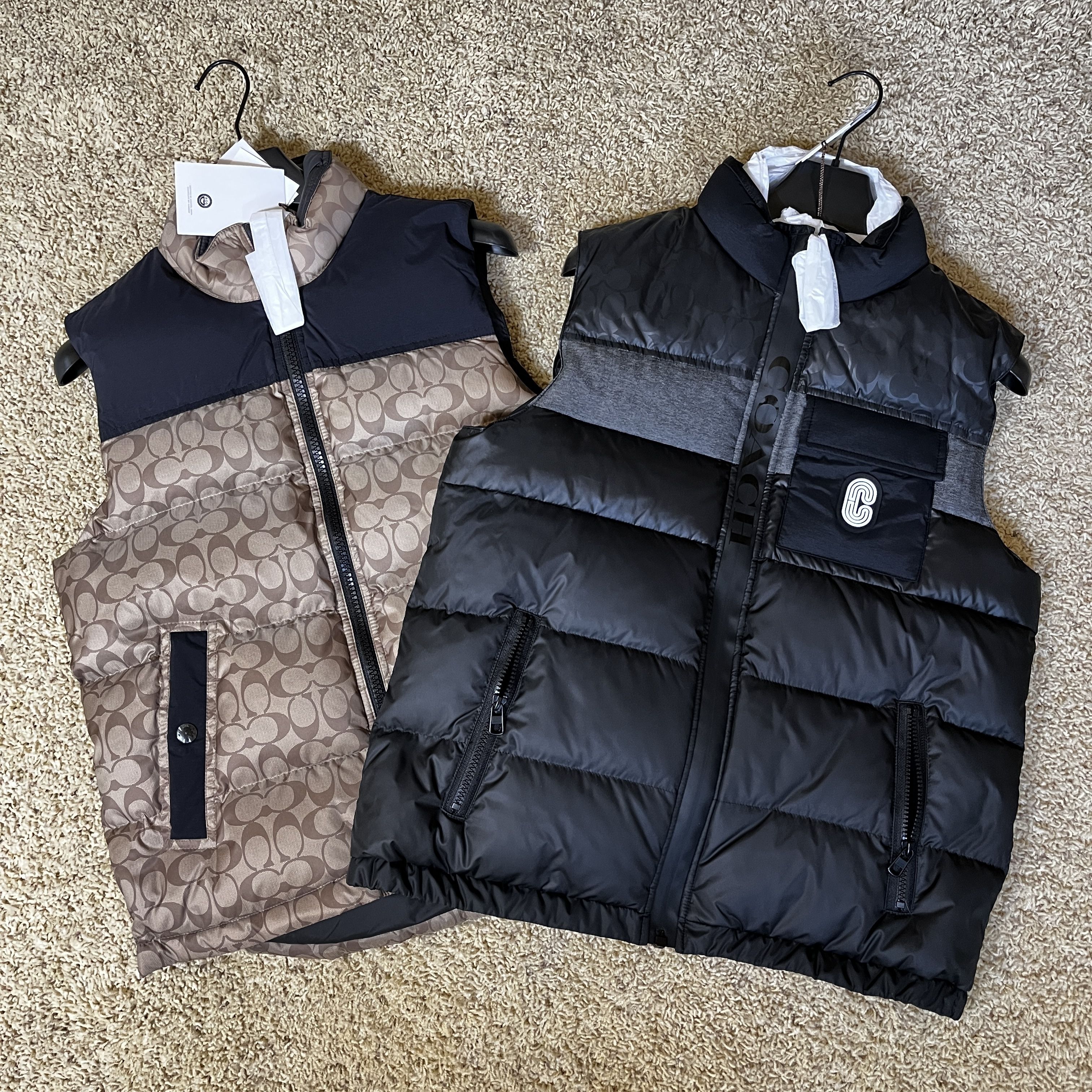 新作セール☆ Coach(コーチ) シグネチャーロゴ ダウンベスト (Coach