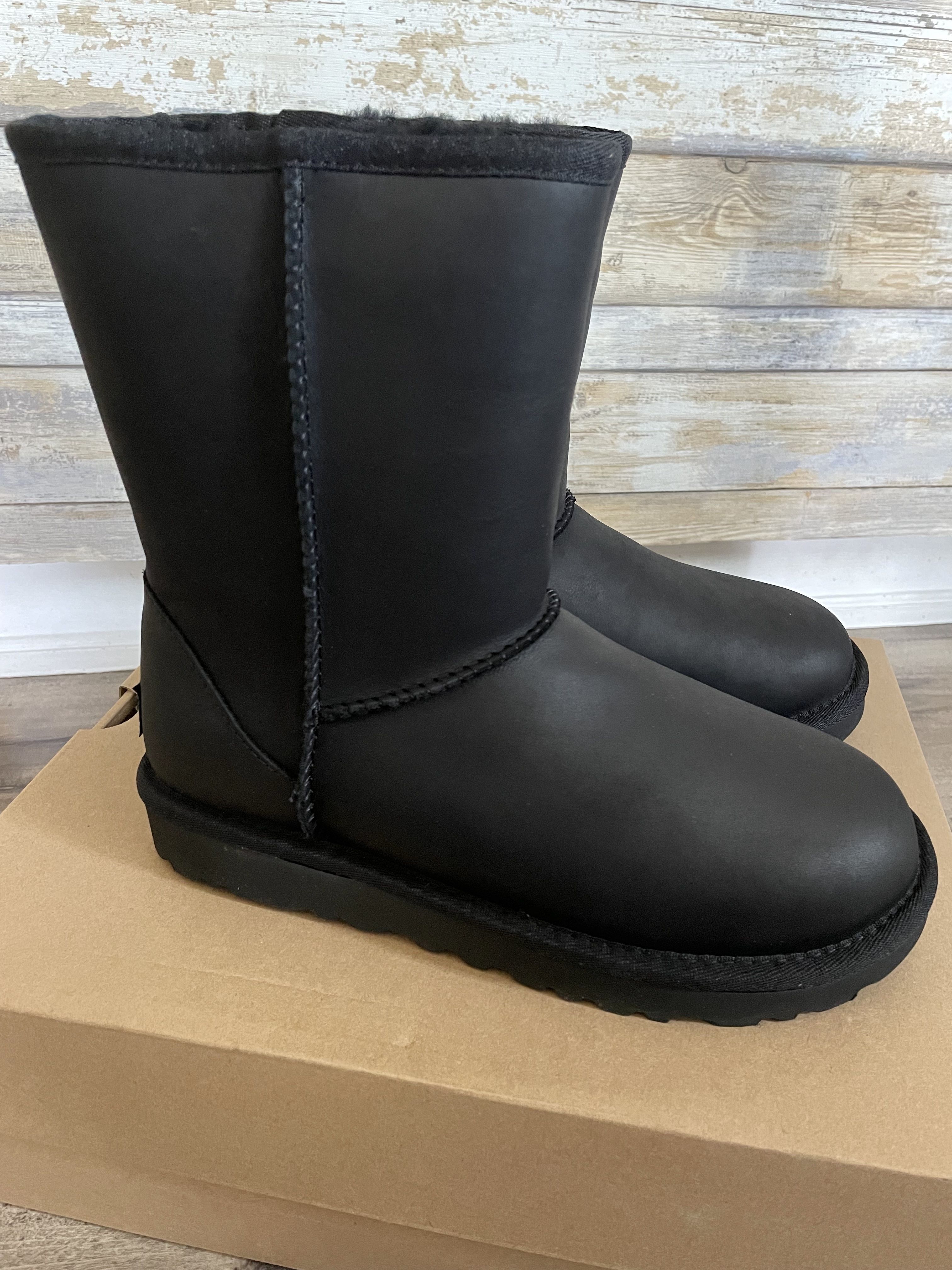 送料込【UGG】ムートンブーツ CLASSIC SHORT レザー 防水 (UGG
