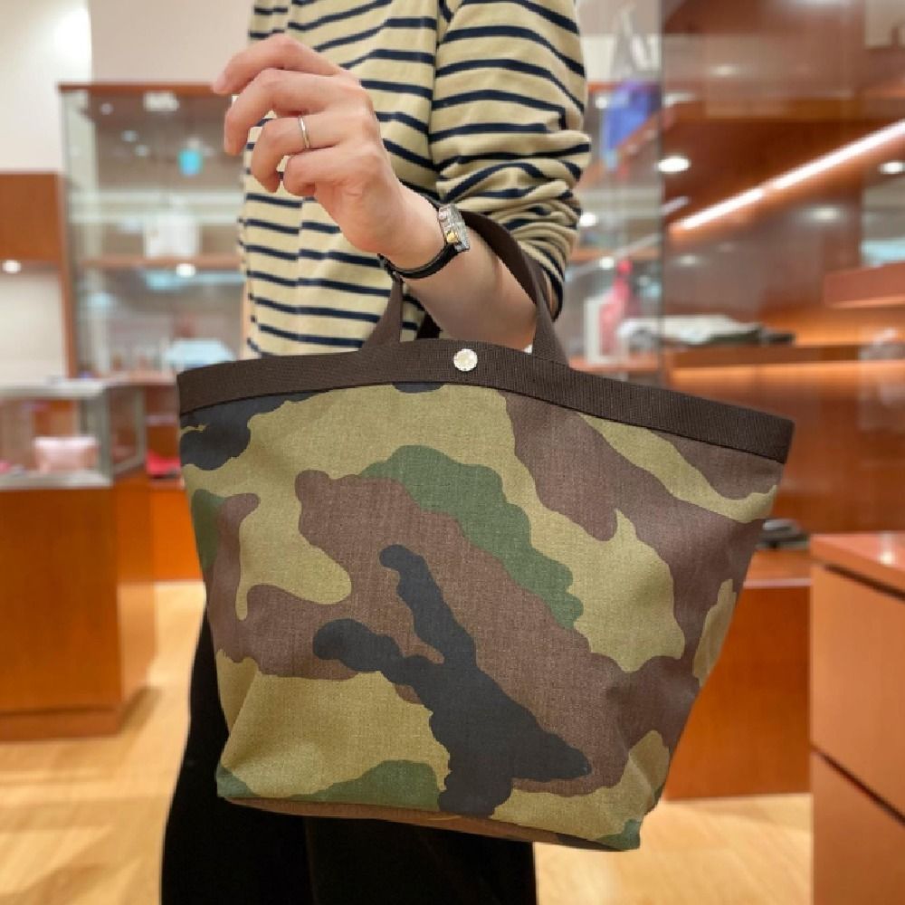 エルベシャプリエ 舟形ポシェット カモフラージュ S 【公式通販】