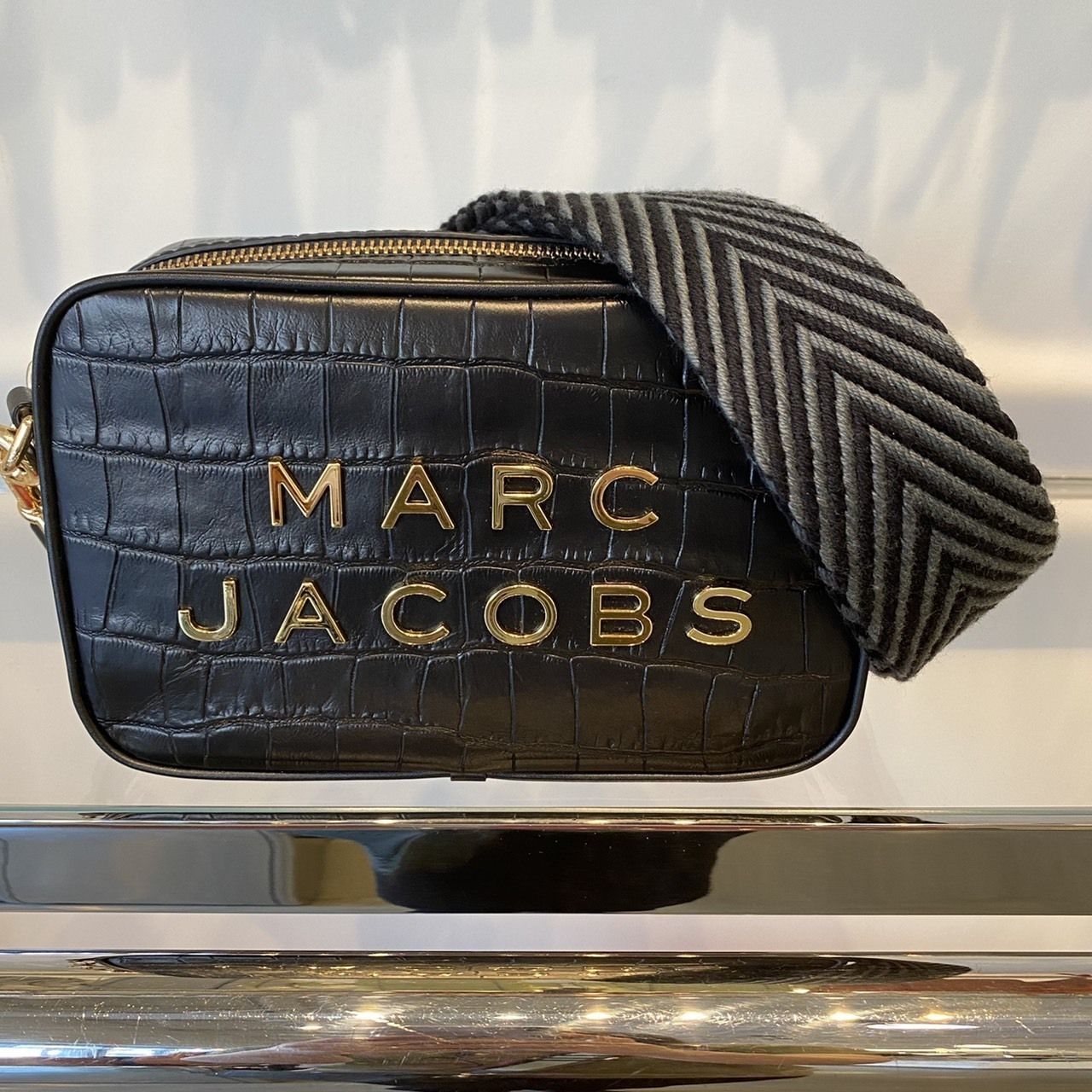 Marc Jacobs メタルロゴ クロスボディ クロコ型押しレザー (MARC