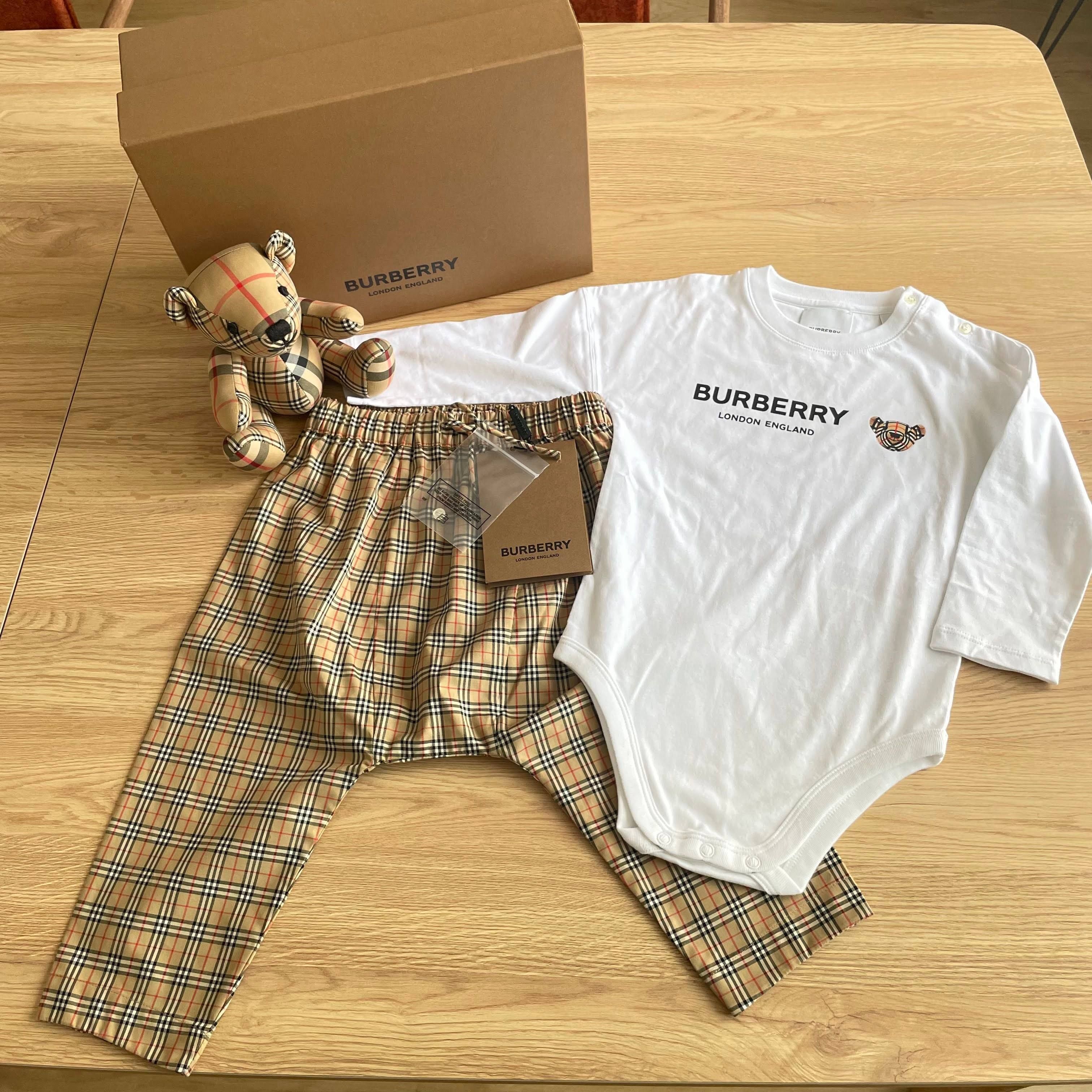 Burberry ベビー服 ぬいぐるみ付 3点 ギフトセット 8041087 (Burberry