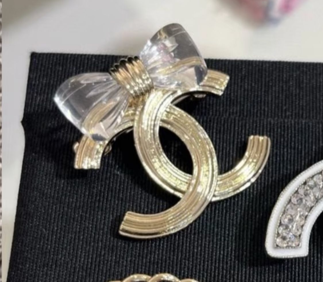 新作CHANEL☆入手困難シャネルブローチ ゴールド リボン 直営 (CHANEL