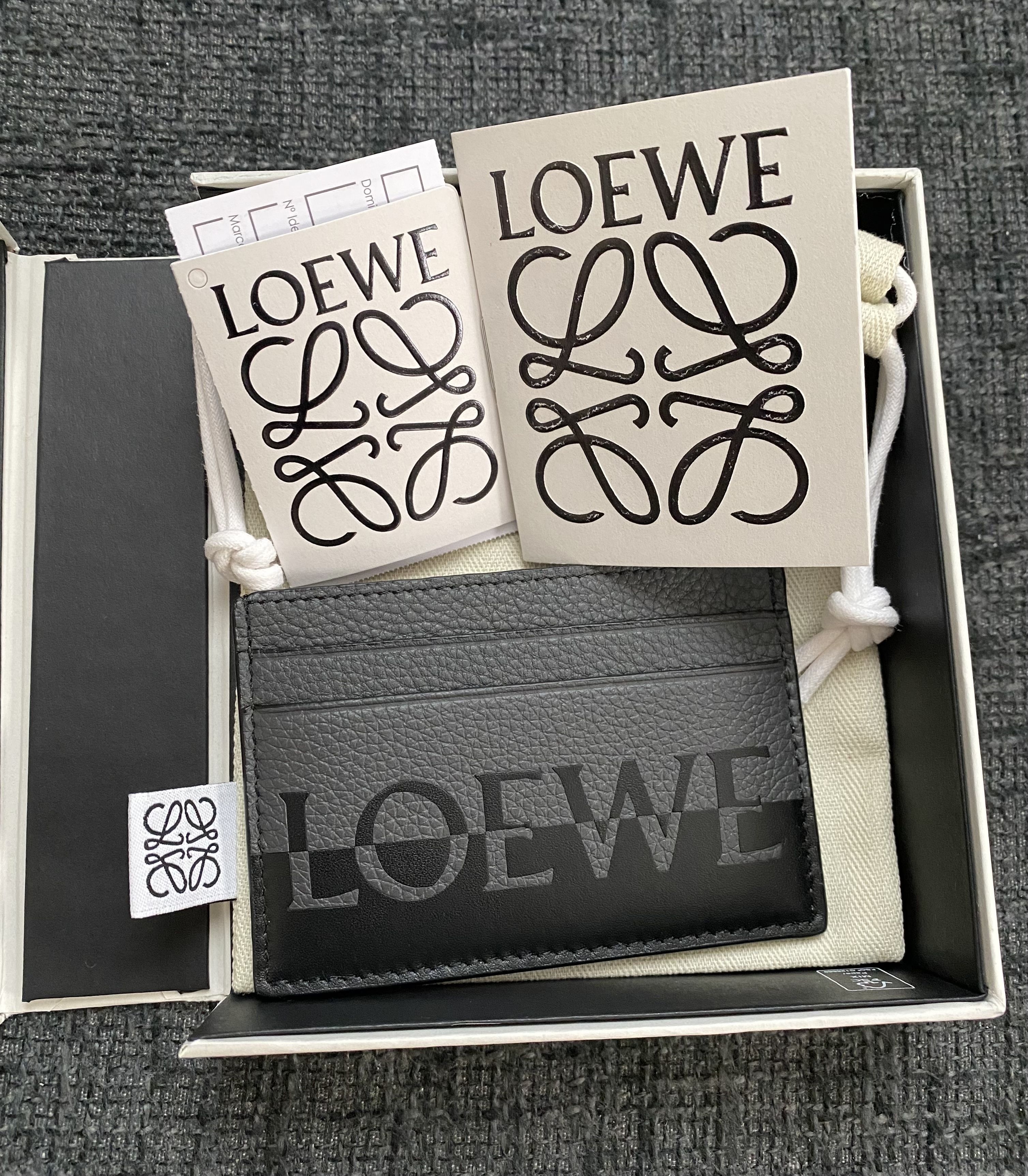 国内即納☆LOEWE☆ロエベ☆シグネチャープレーンカードホルダー (LOEWE