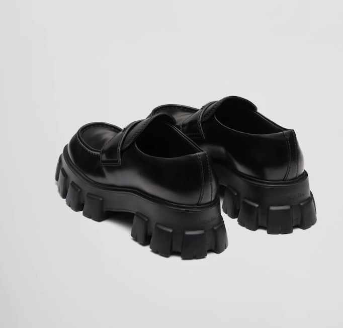 PRADA】モノリス ブラッシュドレザー ローファー (PRADA/ドレス