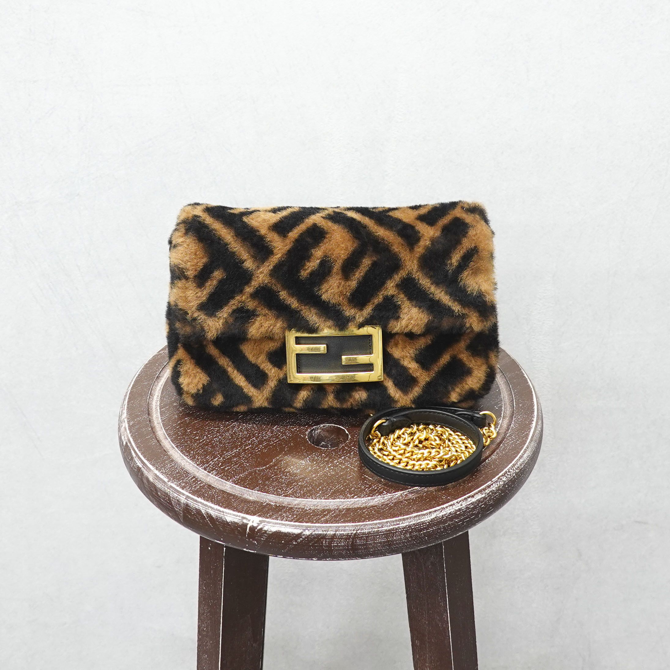 FENDI フェンディ バゲット ミニ シープスキンバッグ 8BS017A8HP