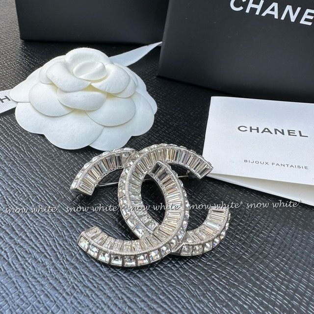 明日着 キラキラストーン♪ 大きめCCマーク ブローチ CHANEL (CHANEL