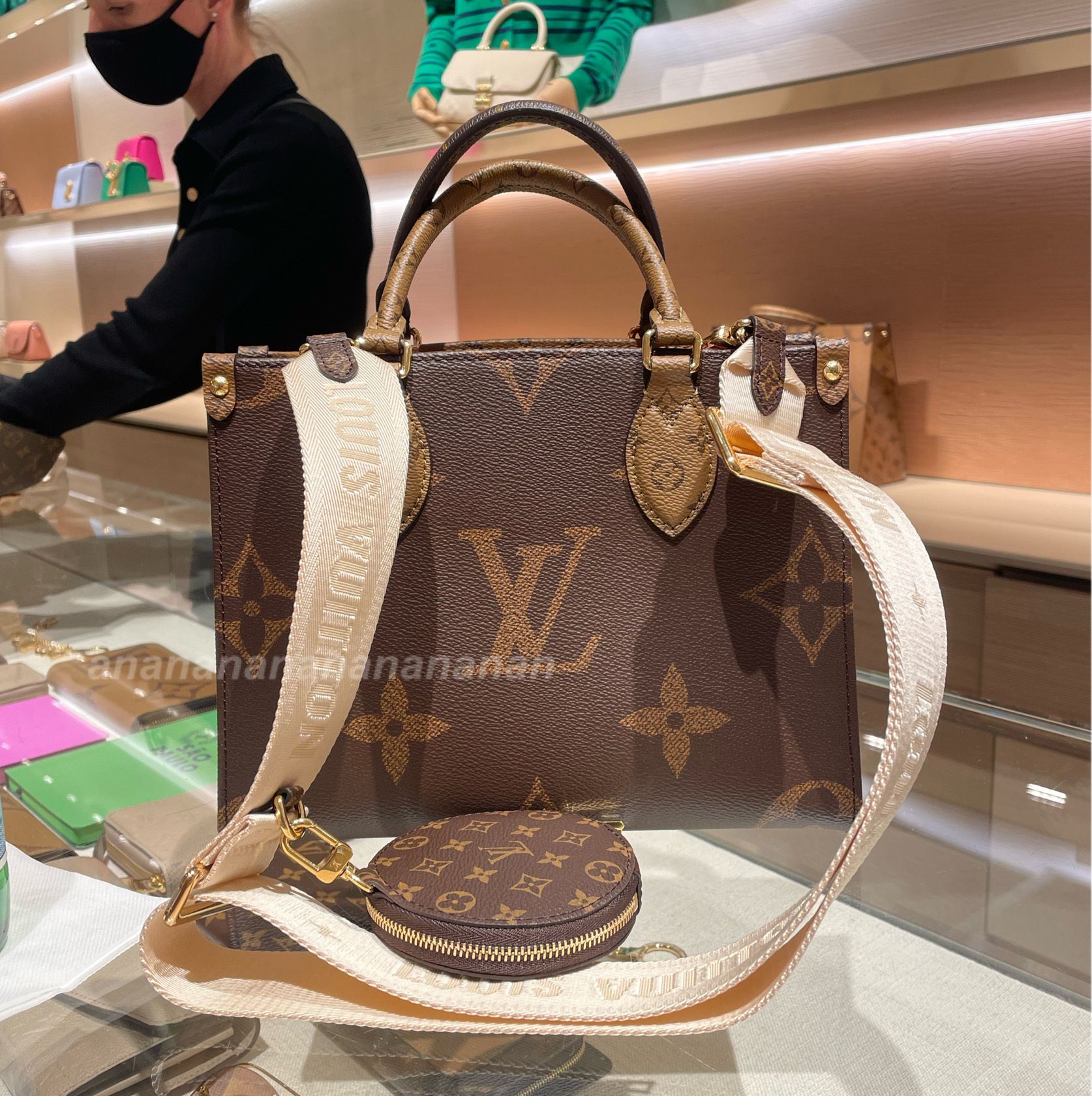 LVオンザゴーPM小さめ 大人気(直営店) (Louis Vuitton/トートバッグ