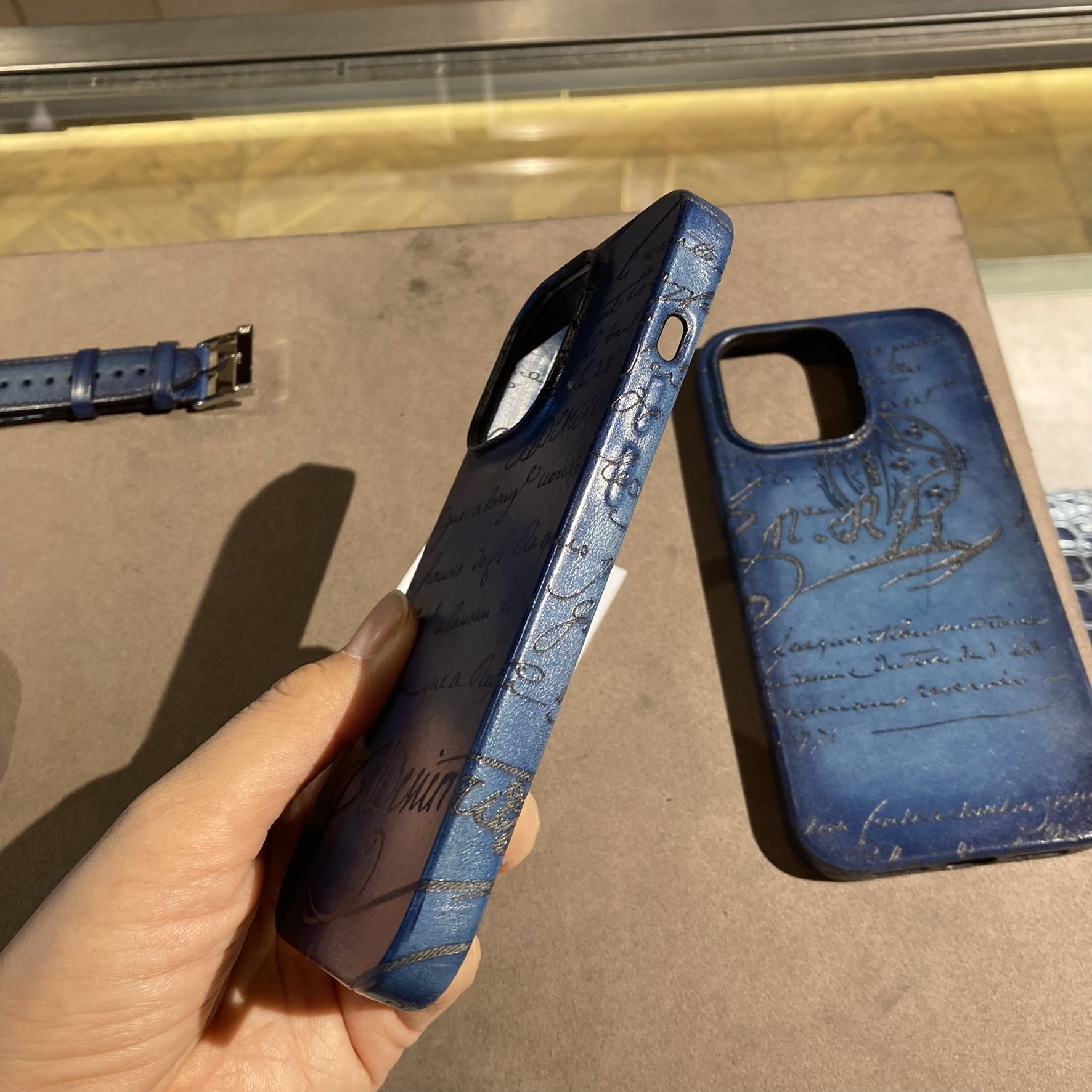 ベルルッティ カリグラフィ 手帳型 ブルー スマホケース iPhone15Pro