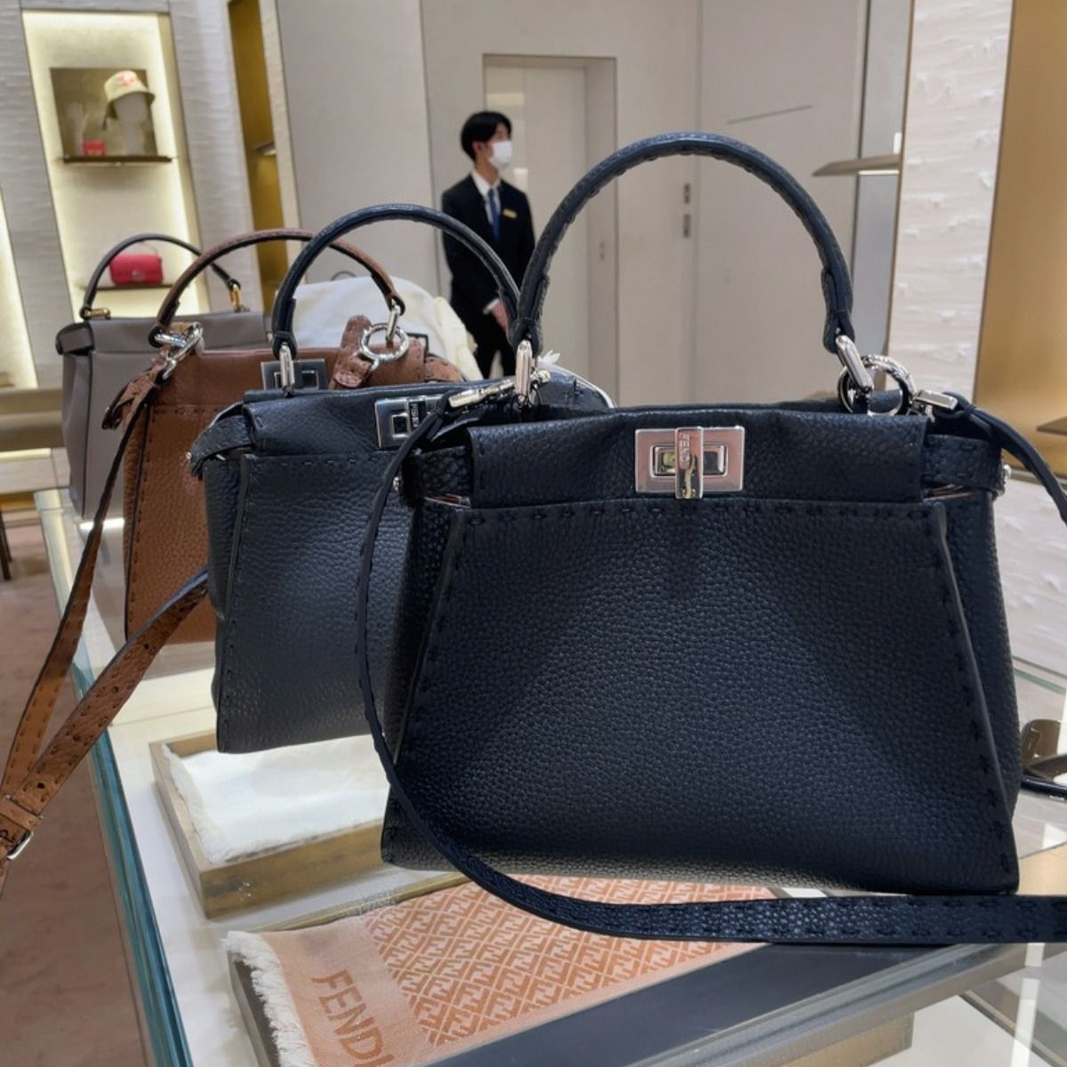 FENDI】フェンディ ピーカブー スモール セレリア バッグ (FENDI
