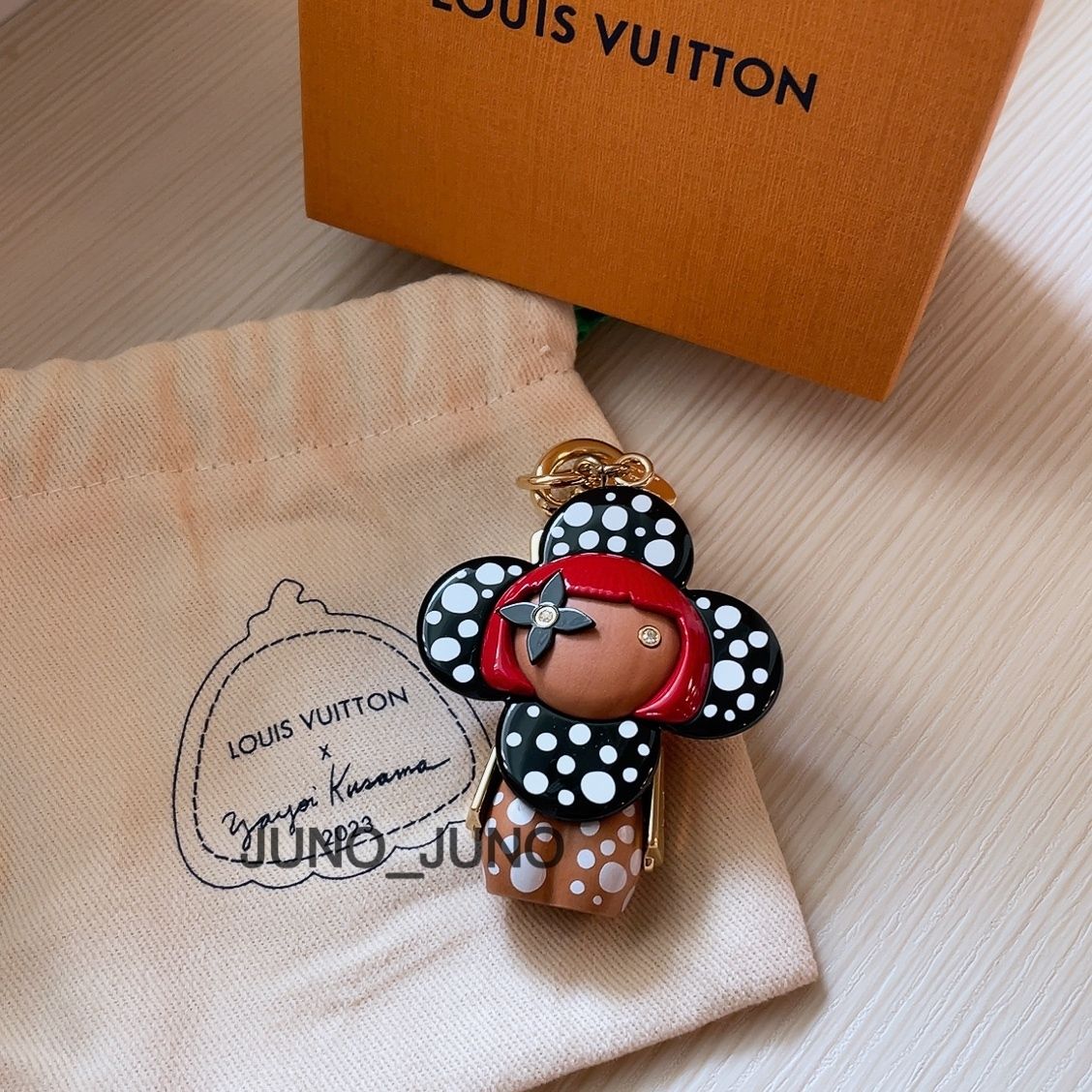 ルイヴィトン キーホルダー 草間弥生 コラボ ヴィヴィエンヌ LV (Louis