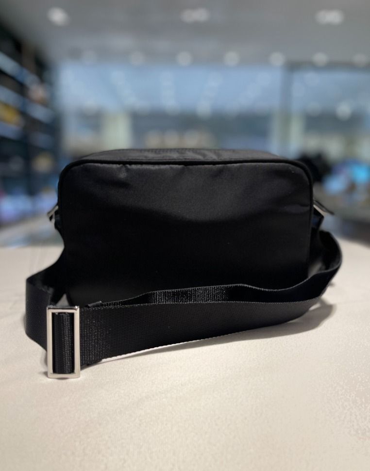 ☆関税込☆PRADA☆三角ロゴ ポケット カメラバッグ☆ (PRADA