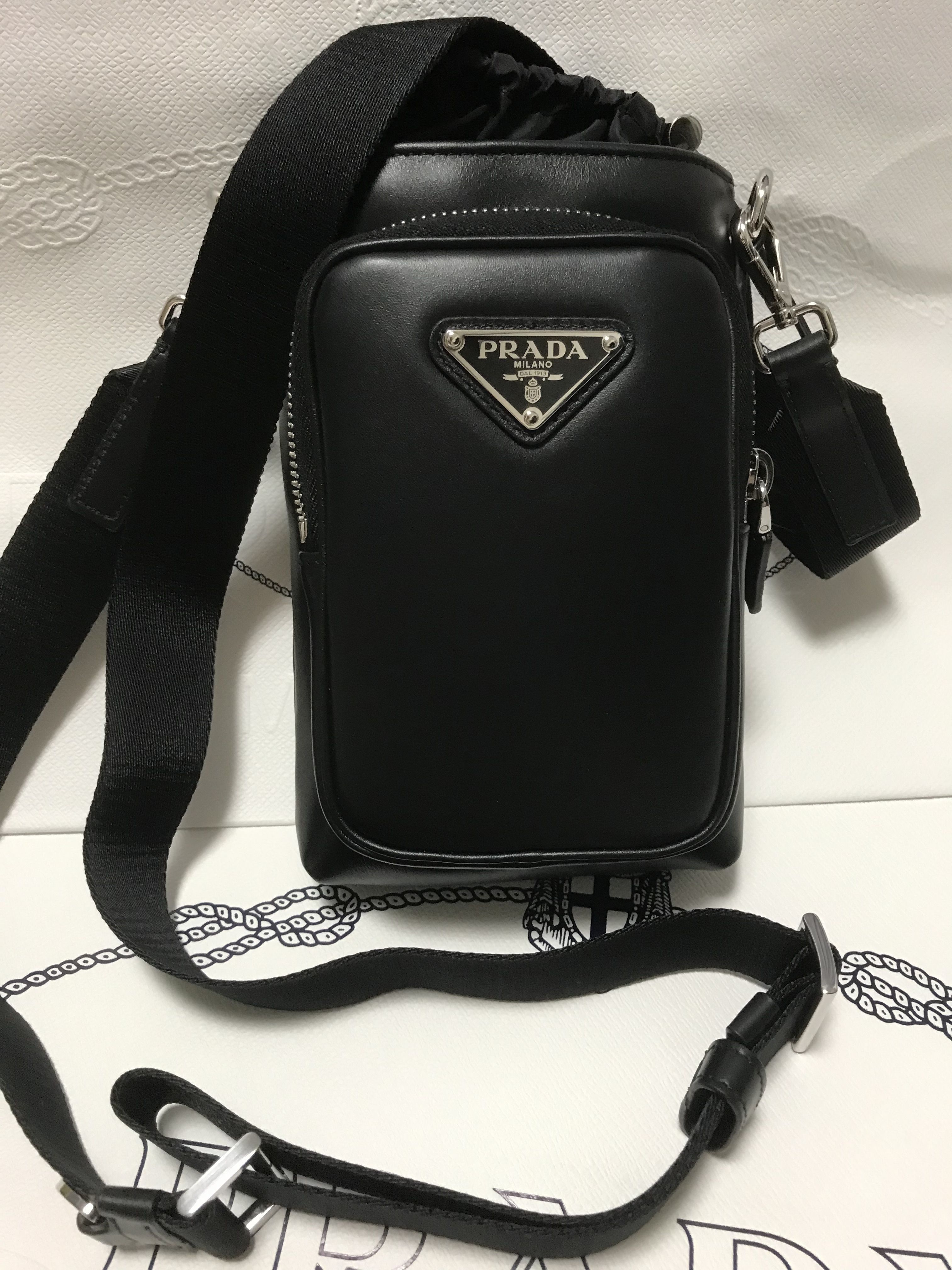国内即発 レザー スマホケース ショルダー付 ギフト箱 プラダ (PRADA