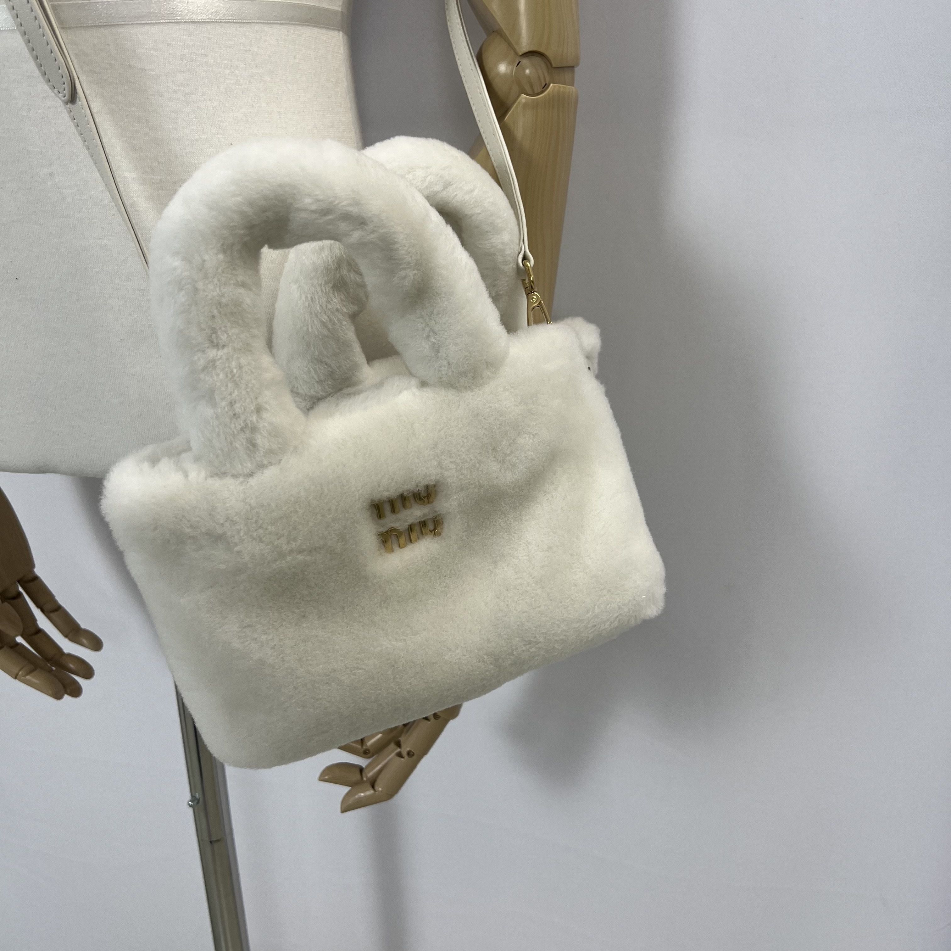 ☆人気☆【MIU MIU】☆シープファー ハンドバッグ ショルダー