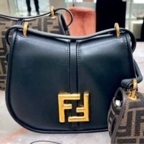FENDI 最新作 ショルダーバッグ クロスボディ 本革レザー FFロゴ