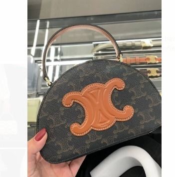 CELINE（セリーヌ） キュイル トリオンフ ハーフムーンケース (CELINE