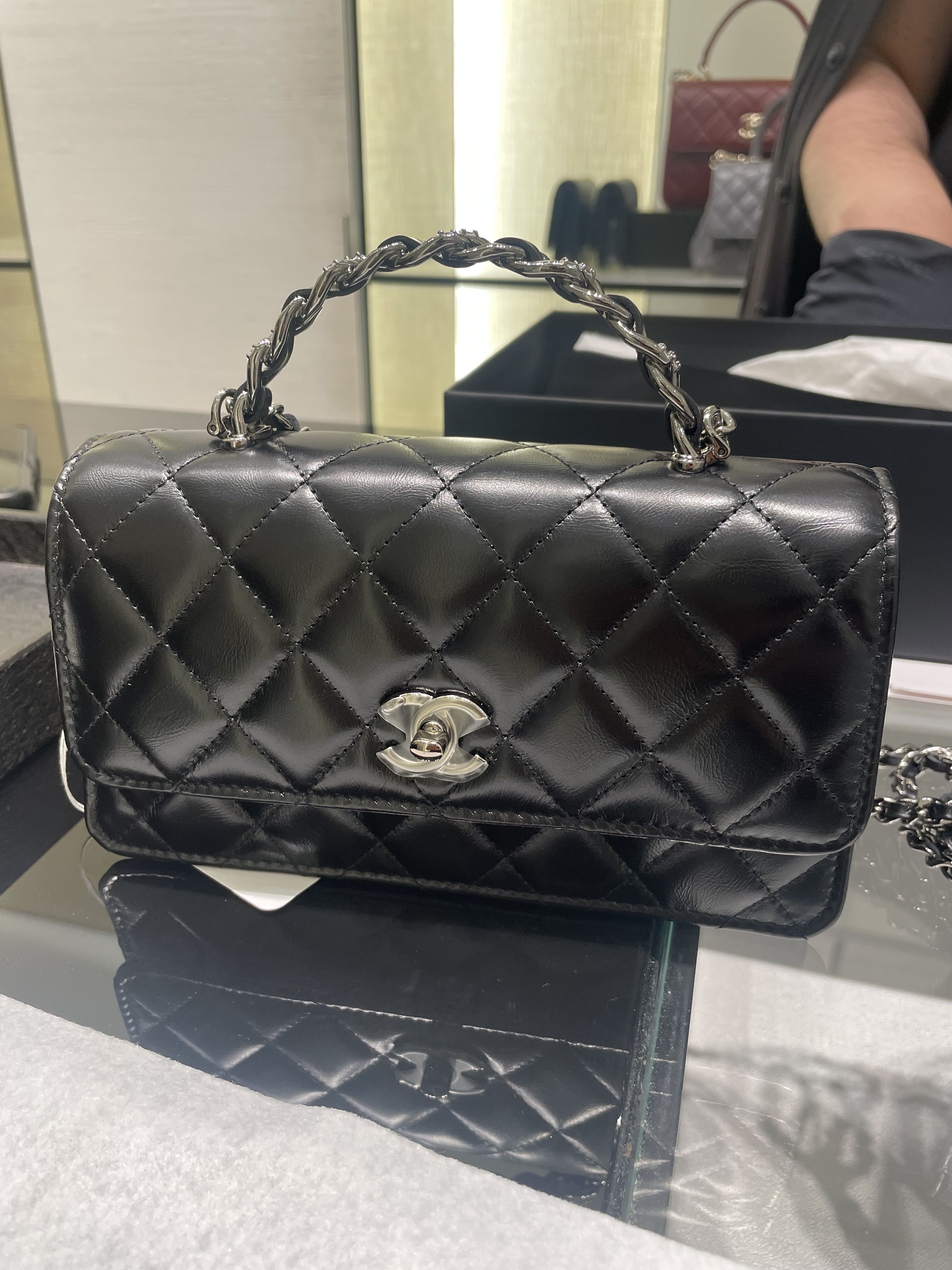 ☆即完売☆CHANEL チェーンクラッチ ハンドル付き (CHANEL/クラッチ