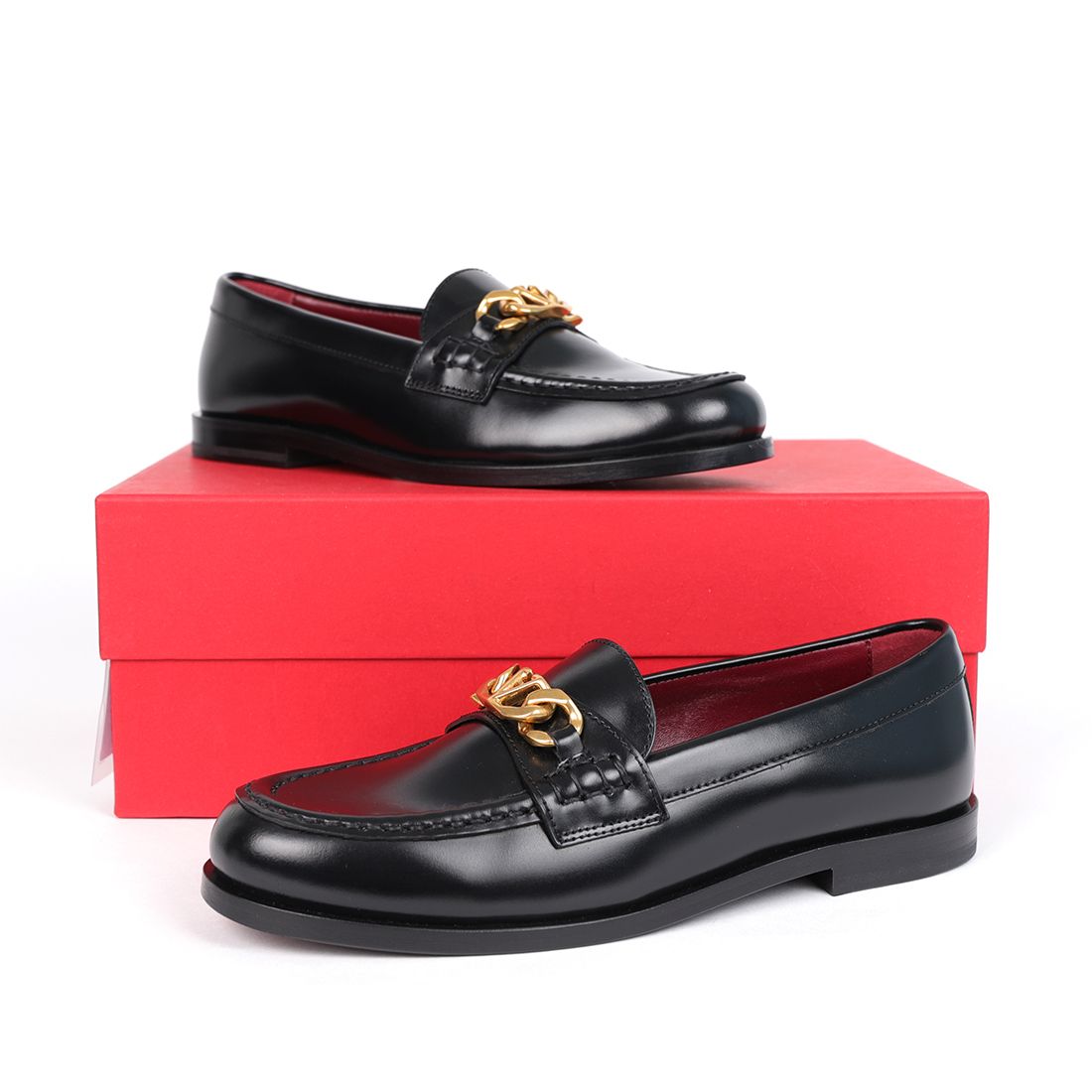 関税負担なし☆VALENTINO Vロゴ チェーンカーフスキンローファー