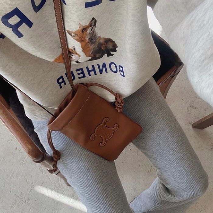 CELINE ドローストリング モバイルポーチ キュイル トリオンフ (CELINE