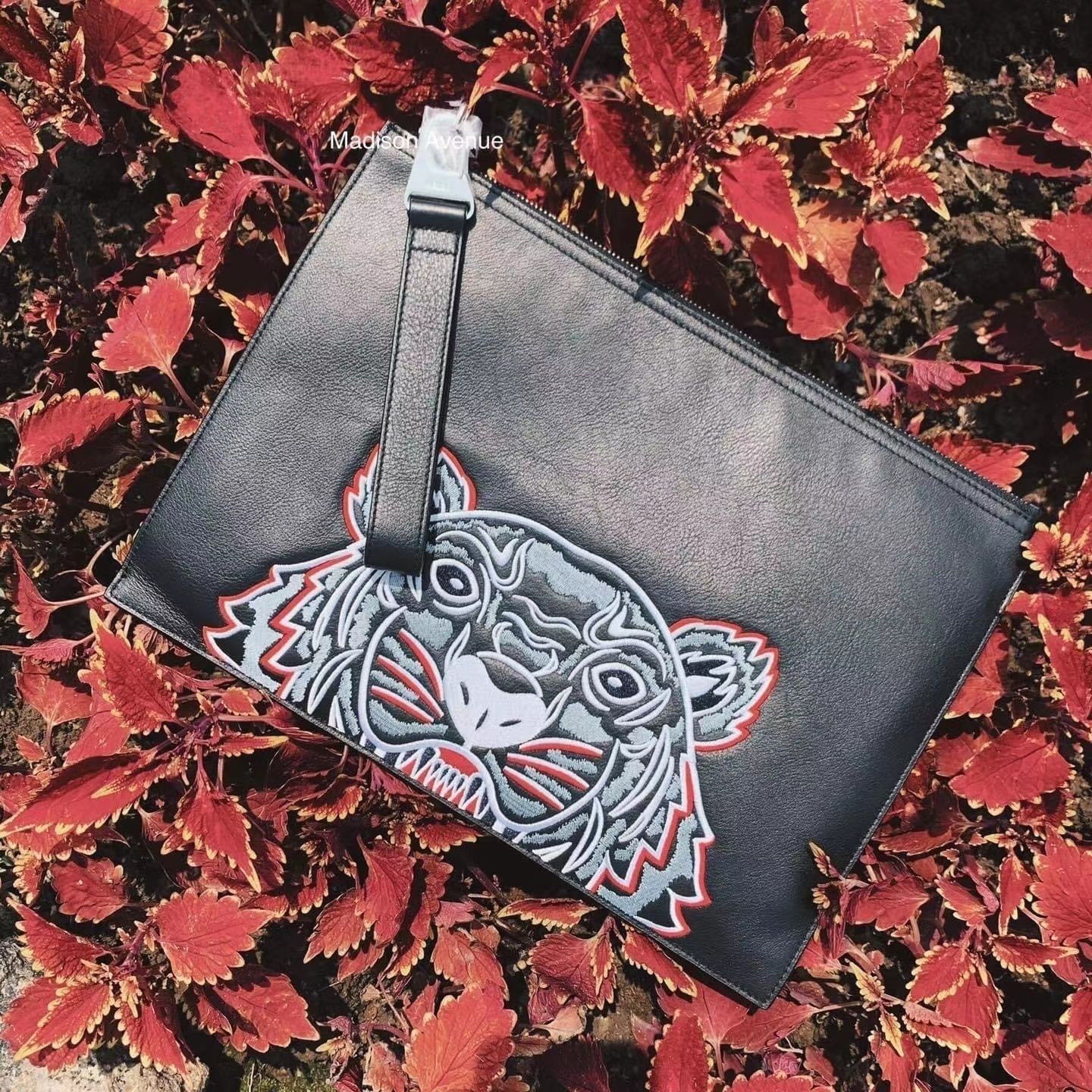 KENZO - LARGE POUCH A4 タイガー ロゴ クラッチバッグ (KENZO