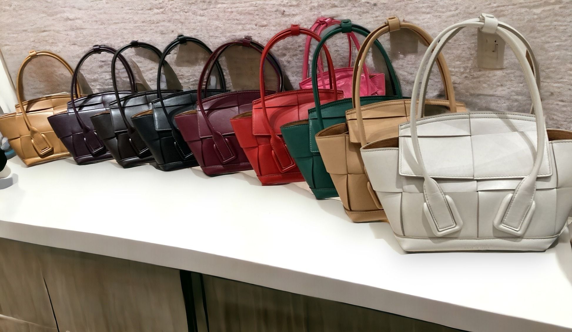 人気【BOTTEGA VENETA】ボッテガ アルコ ミニ レザーバッグ (BOTTEGA