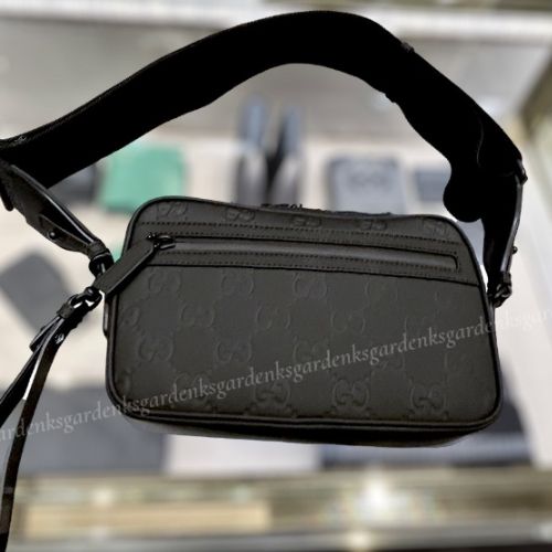 すぐ届く！GUCCI GGラバーエフェクト クロスボディバッグ (GUCCI