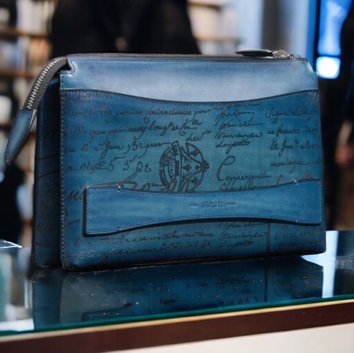 海外希少 Berluti直営 レザー ロゴ入り クラッチバッグ (Berluti