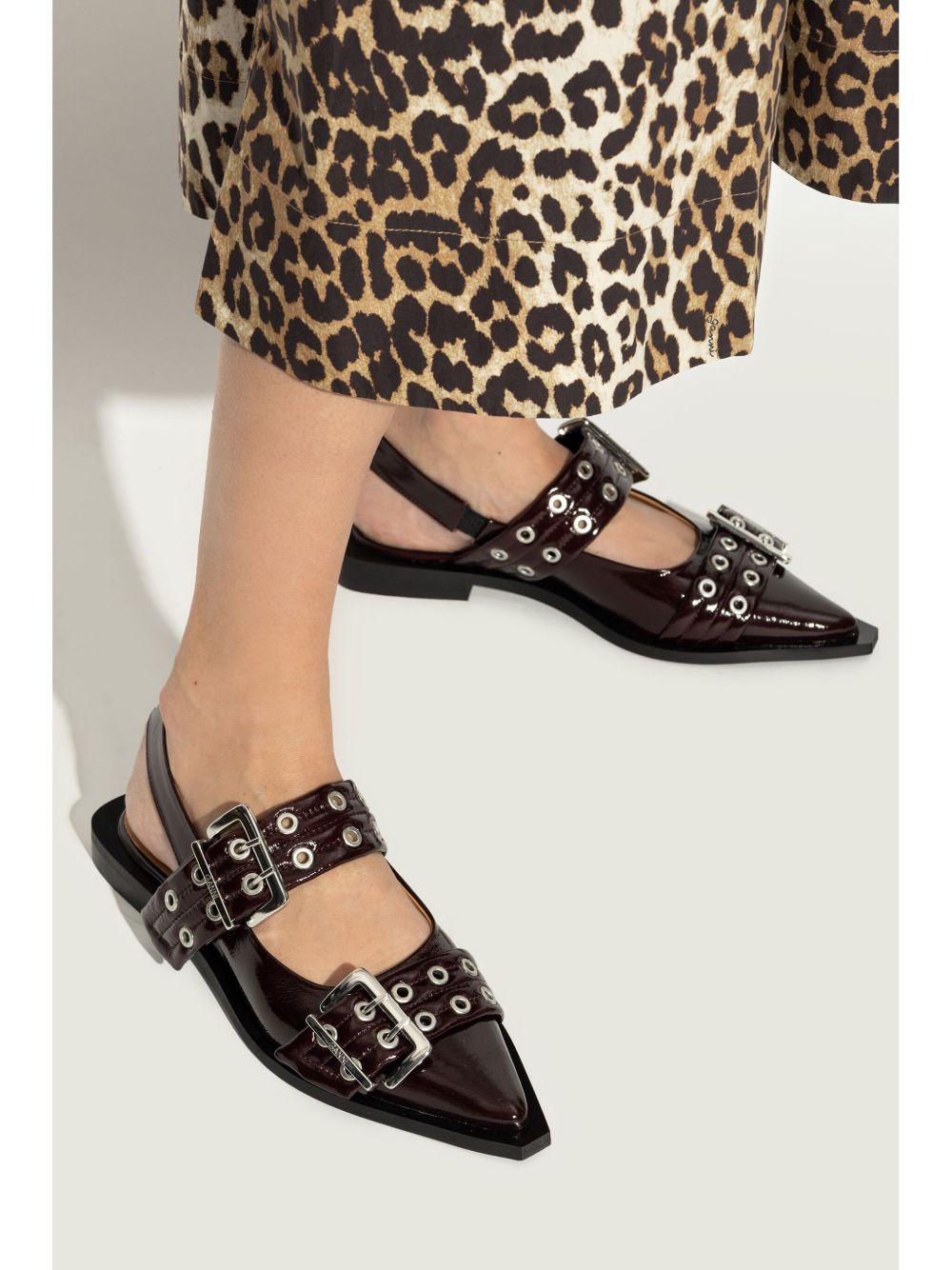 GANNI バックル フラットパンプス | レッド | FARFETCH JP