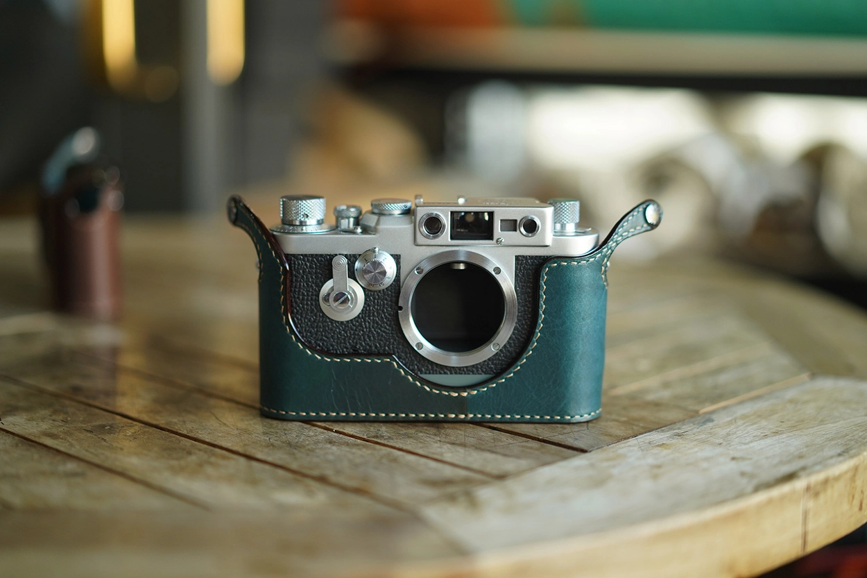 Leica Barnack IIIF with Leica VIT half case : LEICA CASES & STRAPS