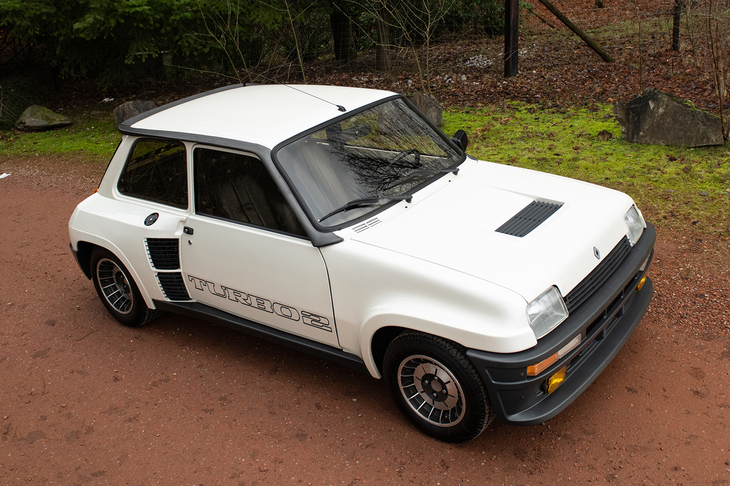 大衆車の後席にエンジンを打ち込んだルノー5ターボというモンスター