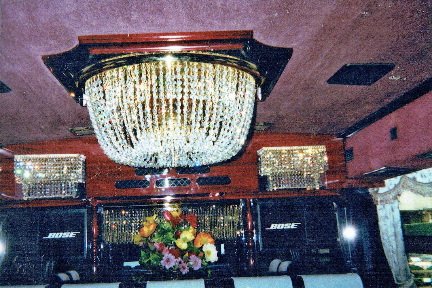 いまデコトラ乗りの間で流行！ サロンバス風の室内カスタムとは