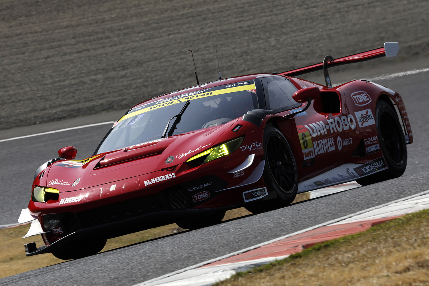 名エンジニアが名門チームの指揮を執りチャンピオンを狙う！ 真紅の