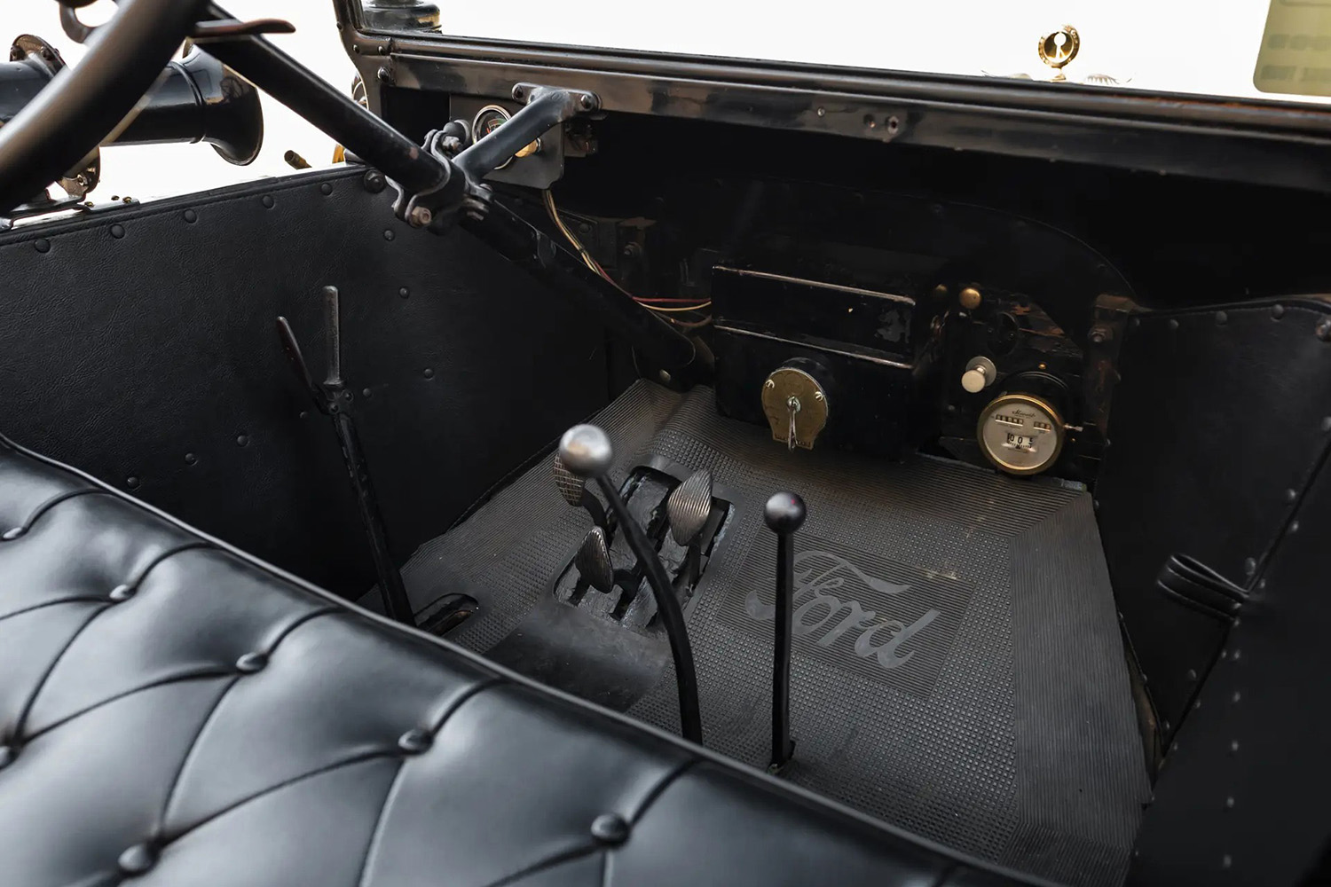 まさに「初見殺し」！ T型フォードの“クラシックな運転”の世界