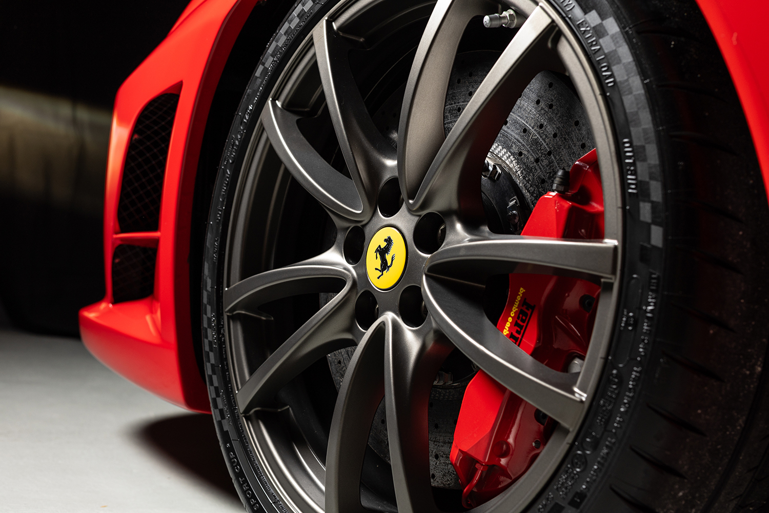 フェラーリの高額オプションの世界が半端じゃない！ ドリンクホルダー