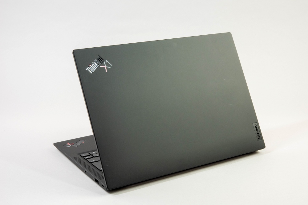 高性能に驚いた、第12世代Core搭載「ThinkPad X1 Carbon」 | 日経