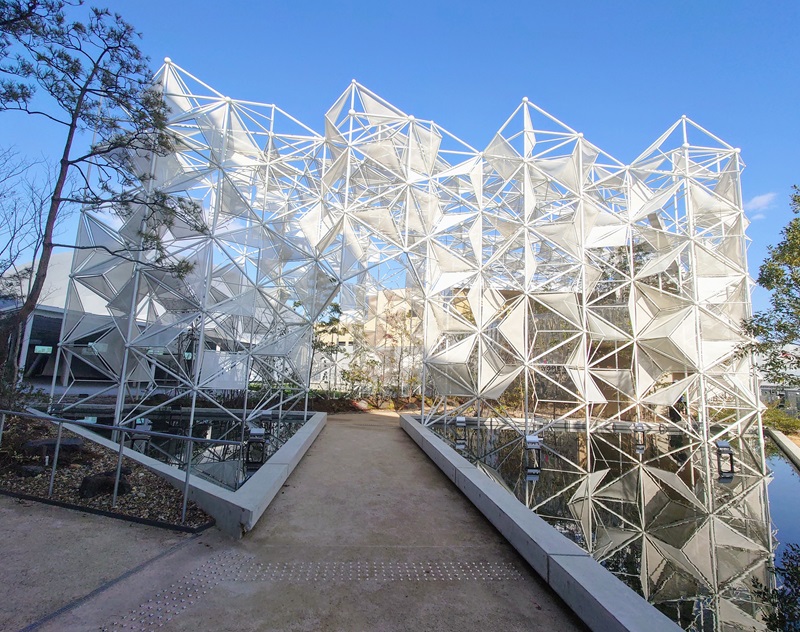 万博「ウーマンズ パビリオン」の白い膜ファサード、ドバイ万博日本館