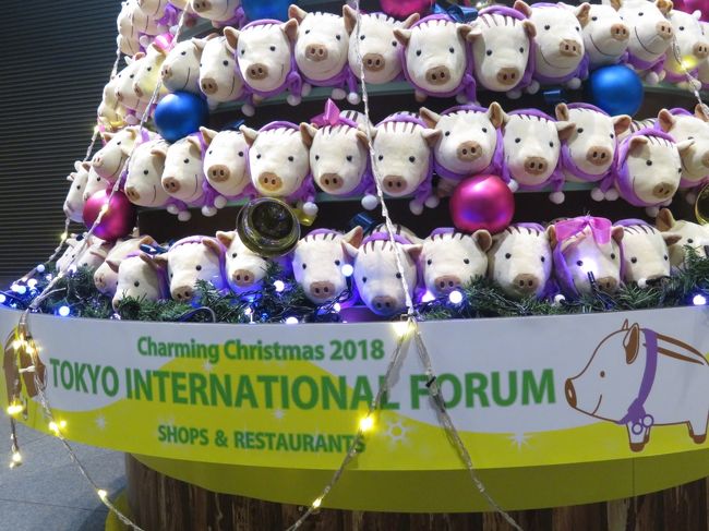 東京国際フォーラム恒例の干支クリスマスツリー（いのししっ子