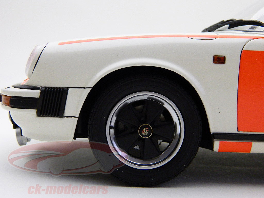 Premium Classixxs 1:12 Porsche 911 Carrera 3.2 with figure set