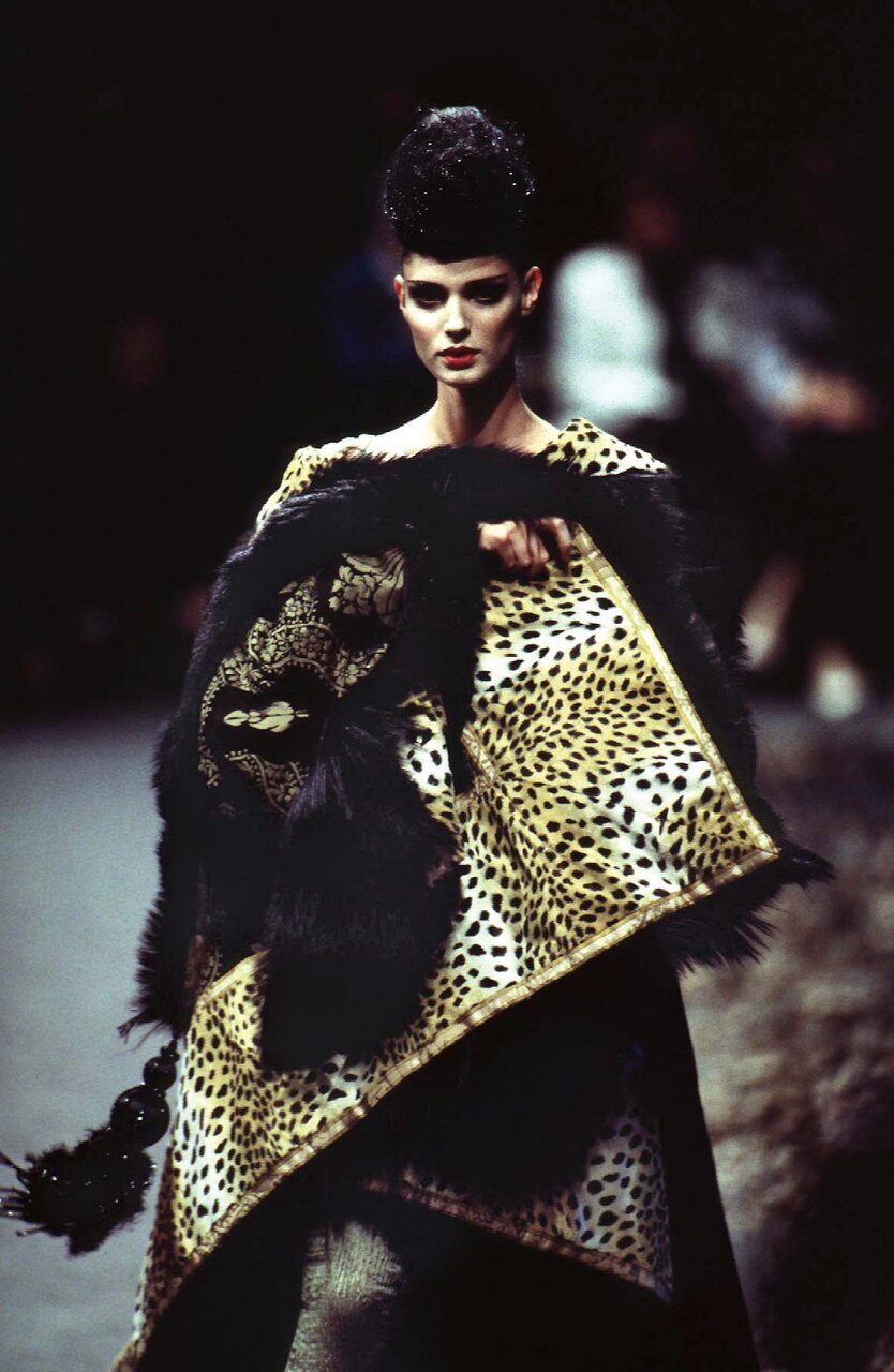 ジバンシィの歴史を1,200点以上の写真でたどる初の総合的なモノグラフ