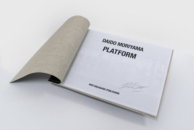 森山大道のサイン入り限定数販売の写真集「PLATFORM」。1977年の新宿と