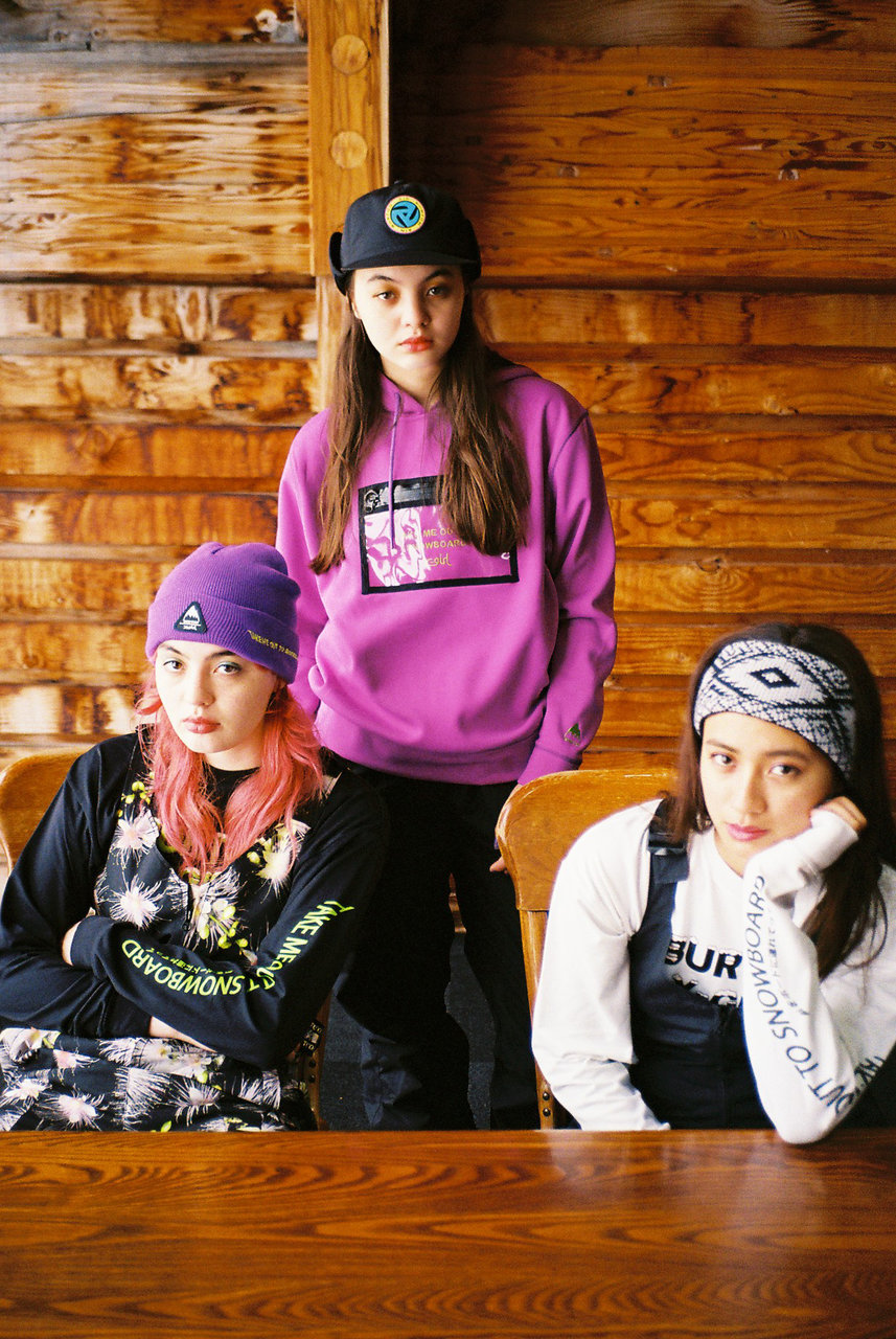 X-girl × BURTONのスノーボードウェアがおしゃれ♡タウンユースでも