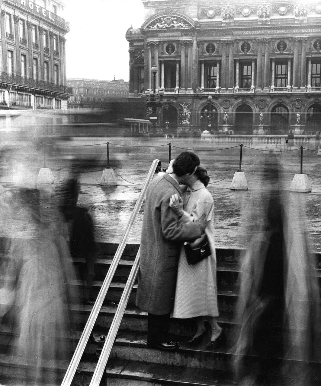 ROBERT DOISNEAU ロベール ドアノー パリ市庁舎前のキス ポスター