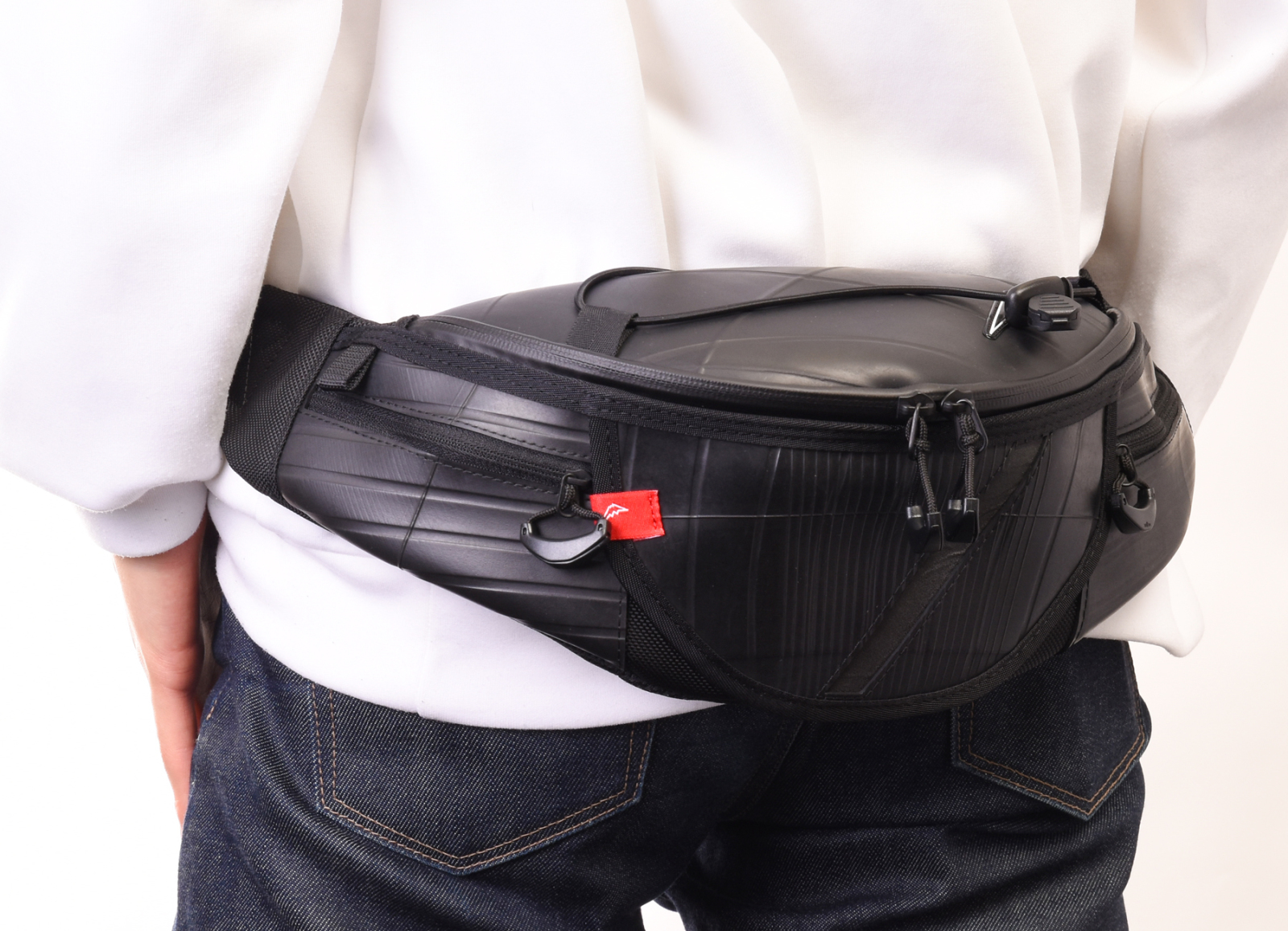 SEALとKUSHITANIがコラボ。廃タイヤ使用の防水性「レッグバッグ