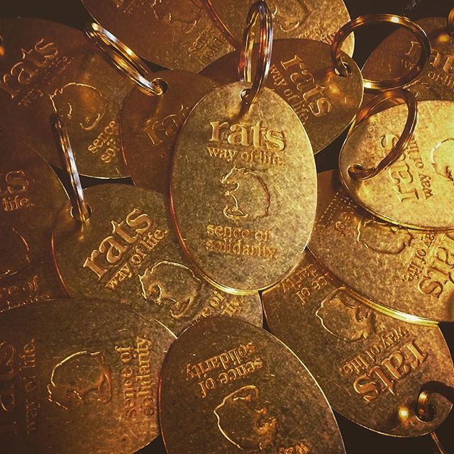 真鍮の経年変化が楽しめるラッツオリジナルキーホルダー。 | FAGRASS