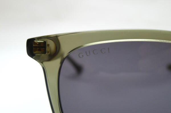 GUCCIロゴと赤緑のシェリーラインカラーのパーツが入ったスクエアの