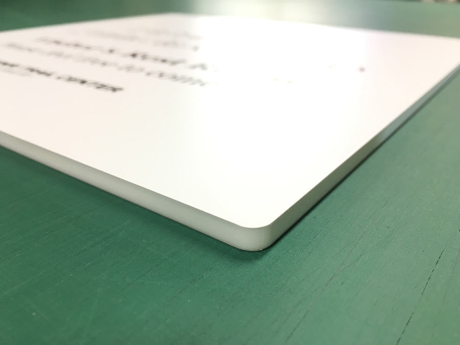 アクリル白（厚さ5mm）の両面に印刷シート貼り サインプレート製作