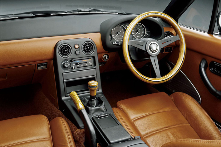 マツダ、初代ロードスターのレストアサービス開始…ウッドステアリング