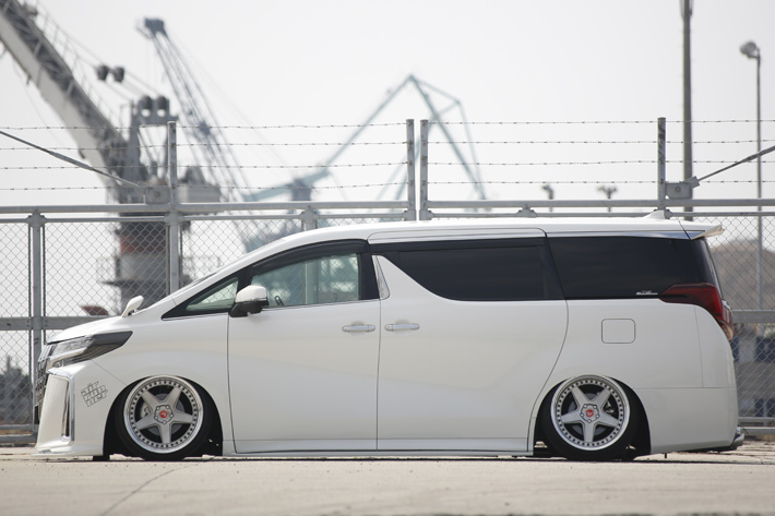 高性能エアサスで30系アルファード／ヴェルファイアを思い通りの車高