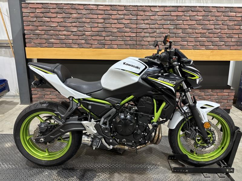 2021 Kawasaki Z650 ABS Pearl Blizzard White/Metallic Spark Black