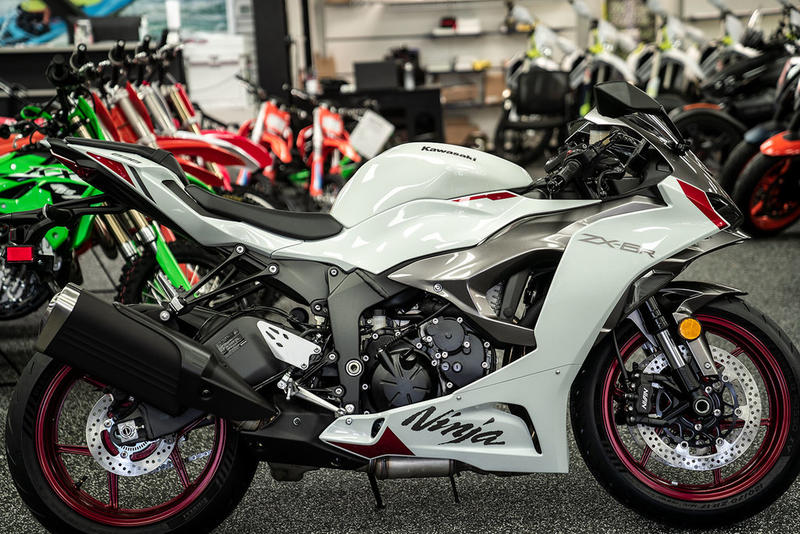 2024 Kawasaki Ninja® ZX™-6R Pearl Robotic White/Metallic Graphite