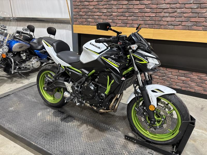 2021 Kawasaki Z650 ABS Pearl Blizzard White/Metallic Spark Black